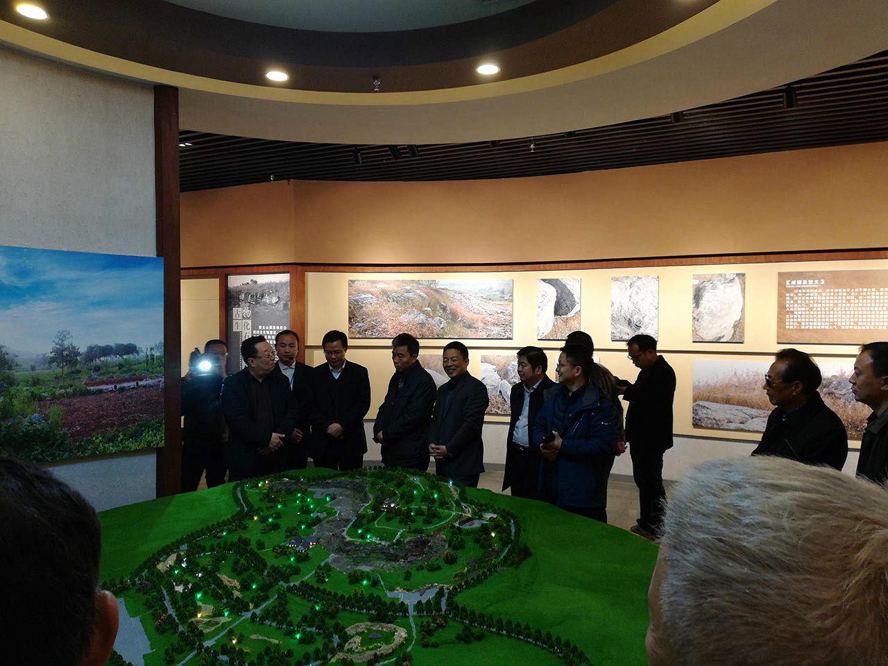 热烈庆祝灵璧县磬云山国家地质公园博物馆布展设计施工工程项目竣工验收并获得“国家地质博物馆布展精品奖”。